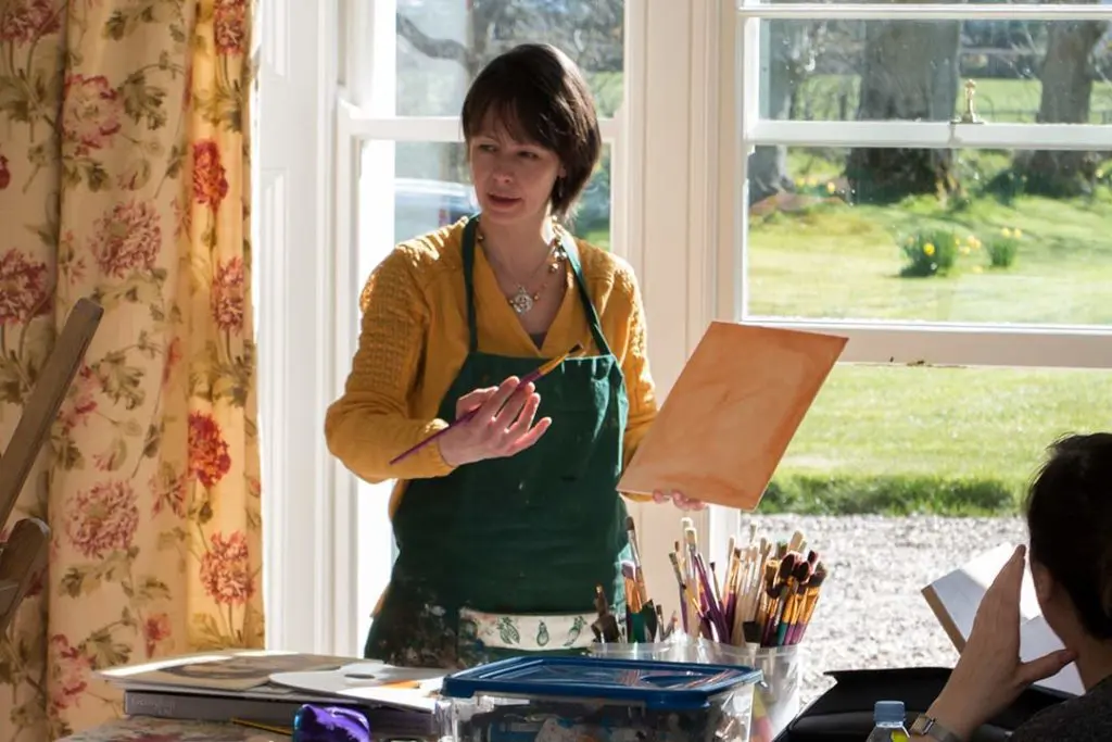 Sinead Smyth teaching art to a class